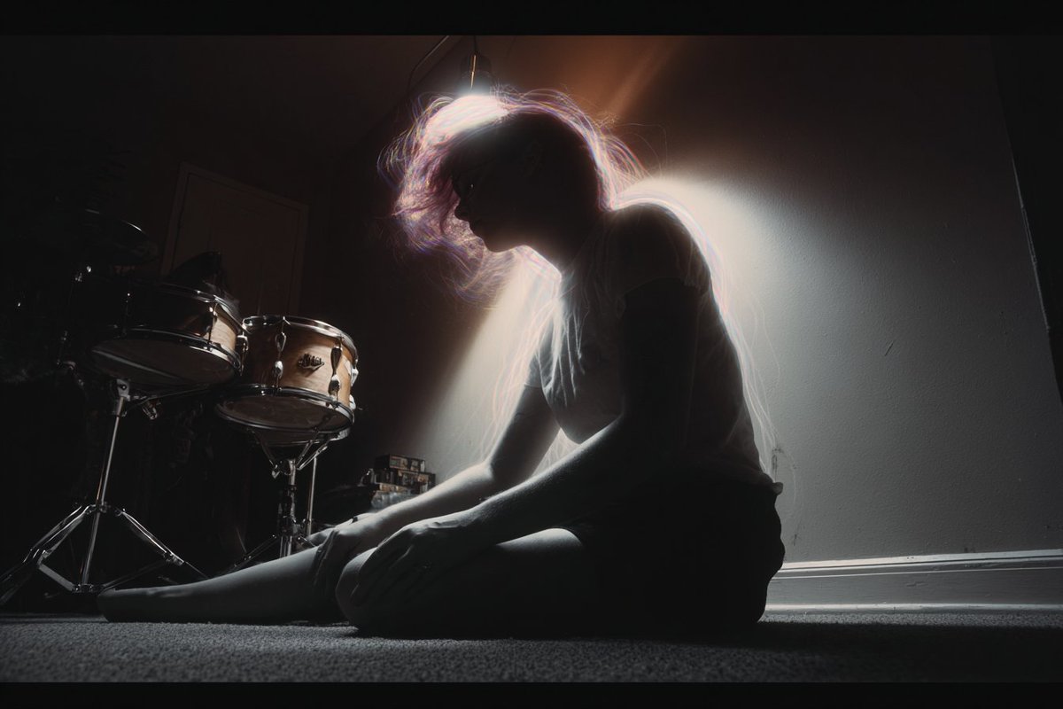 AIArtLife1's tweet image. Mind a rushing storm, Bound to floor and heavy bone, Light screams in the dark. #Chiaroscuro #MotionBlur #LongExposure #FilmNoirAesthetic #DarkAcademia #MoodyPortraits #HighContrast #CinematicPhotography #Noir #AIArtCommunity #MidjourneyV6 #AIArtist #ArtWorld2026 #Surrealism