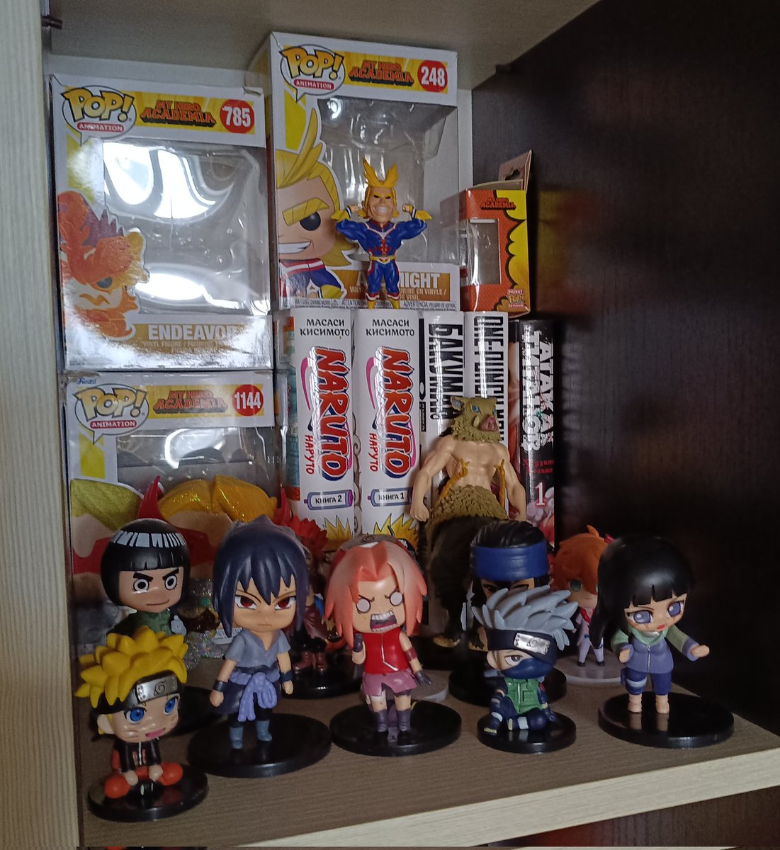 now enji is no longer alone on his shelf haha! 🤗🤗🤗
 toshinori figurine suits him so well OMG they look so cute