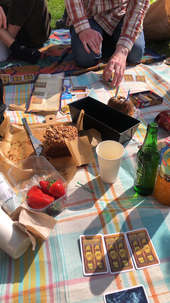 แดดยุโรปโกงมาก (เห็นงี้แต่ร้อนอยู่นะ และข้าพเจ้าเปนคนเดียวที่นั่งกางร่มบนเสื่อ 5555)