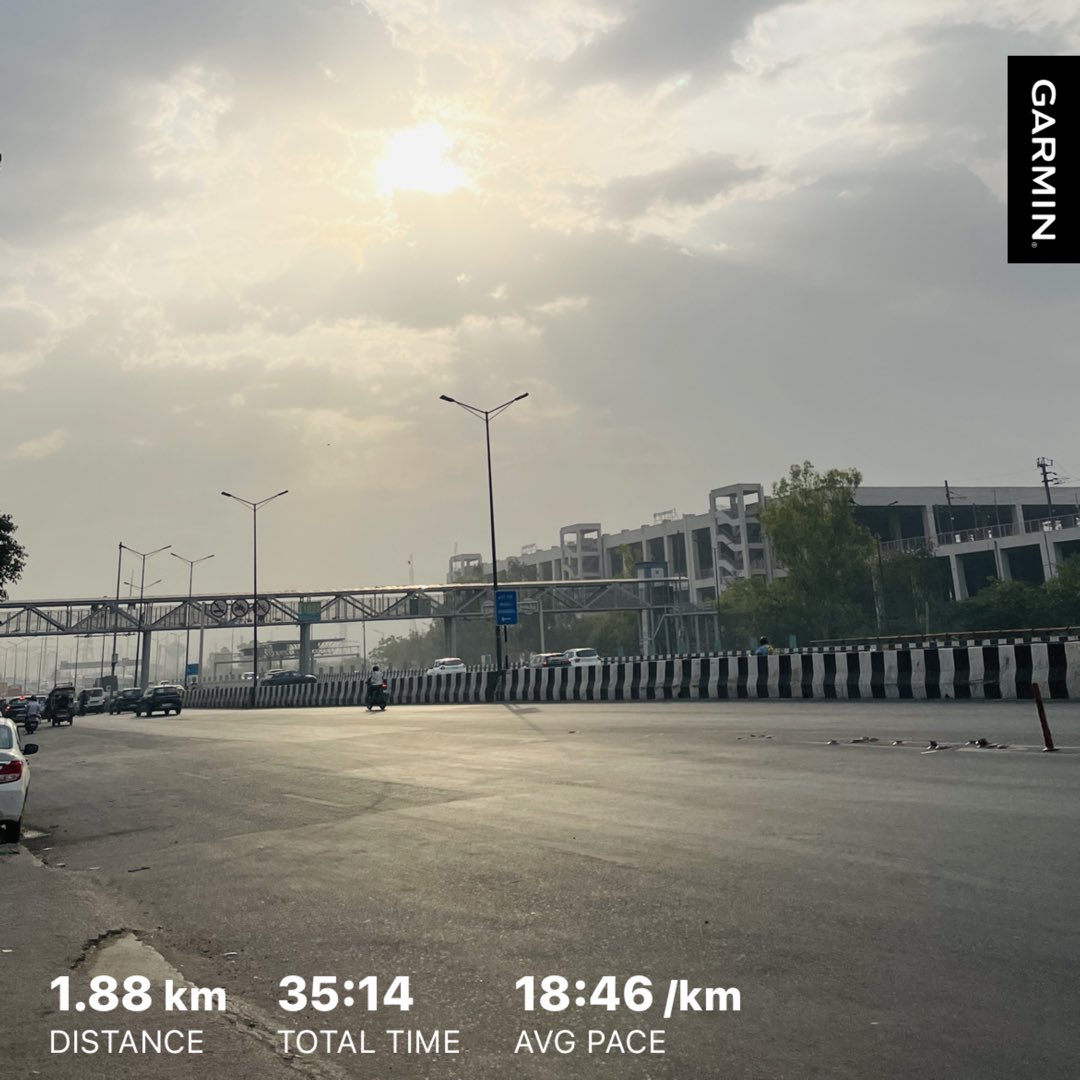 thehybridrunner's tweet image. Moving or not?
U can’t ignore sun 🌞 
Dese days it’s hot 🥵 
Just b prepared n do it best.
Don’t forget to hydrated.
It’s happy space.
Just keep it slow n simple.
#walkbydeepak #TuesdayEve #movement