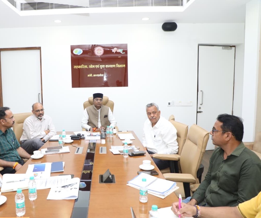 MP_DSYW's tweet image. सहकारिता, खेल एवं युवा कल्याण मंत्री श्री विश्वास कैलाश सारंग ने मंत्रालय स्थित प्रतिकक्ष में खेल एवं युवा कल्याण विभाग की बैठक लेकर आगामी कार्ययोजना की प्रगति की समीक्षा की तथा अधिकारियों को आवश्यक दिशा-निर्देश दिए।

#SportsDevelopment #YouthWelfare #MPNews #JansamparkMP