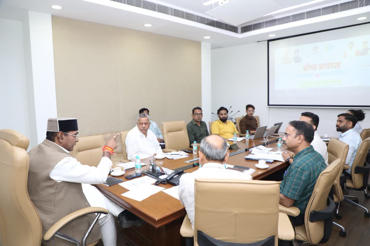 MP_DSYW's tweet image. सहकारिता, खेल एवं युवा कल्याण मंत्री श्री विश्वास कैलाश सारंग ने मंत्रालय स्थित प्रतिकक्ष में खेल एवं युवा कल्याण विभाग की बैठक लेकर आगामी कार्ययोजना की प्रगति की समीक्षा की तथा अधिकारियों को आवश्यक दिशा-निर्देश दिए।

#SportsDevelopment #YouthWelfare #MPNews #JansamparkMP