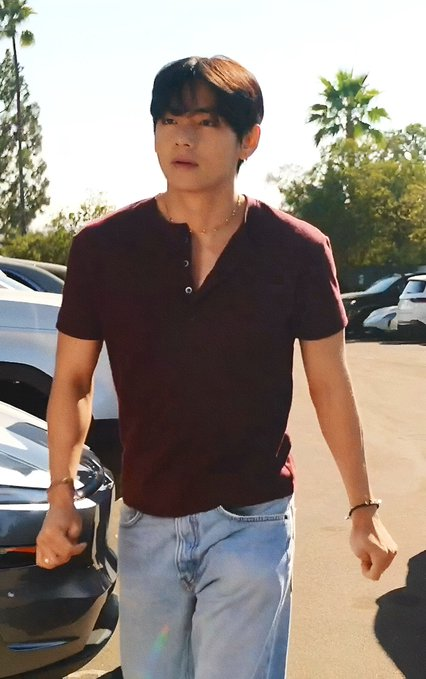 thvgaggedme's tweet photo. this maroon top looks so good on him https://t.co/cO41pi1Cz6