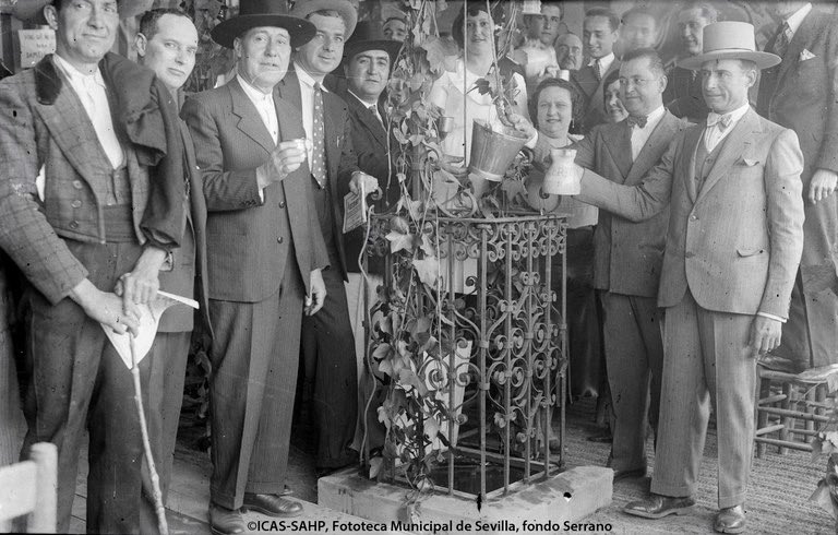 Hoy en #CachitosDeSevilla te cuento por qué los toldos de las casetas son rojos o verdes y no es por casualidad. Detrás de esos colores hay historia, normas y mucha identidad sevillana👇🏽

📷 Fondo Serrano Ayto Sevilla

(1/7)