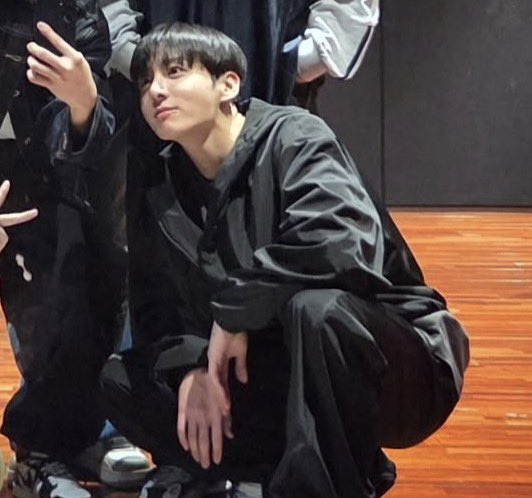 30살정국이가이렇게생겻을거라고상상해본적이없는데정국인이렇게생겻구나... 그대로...