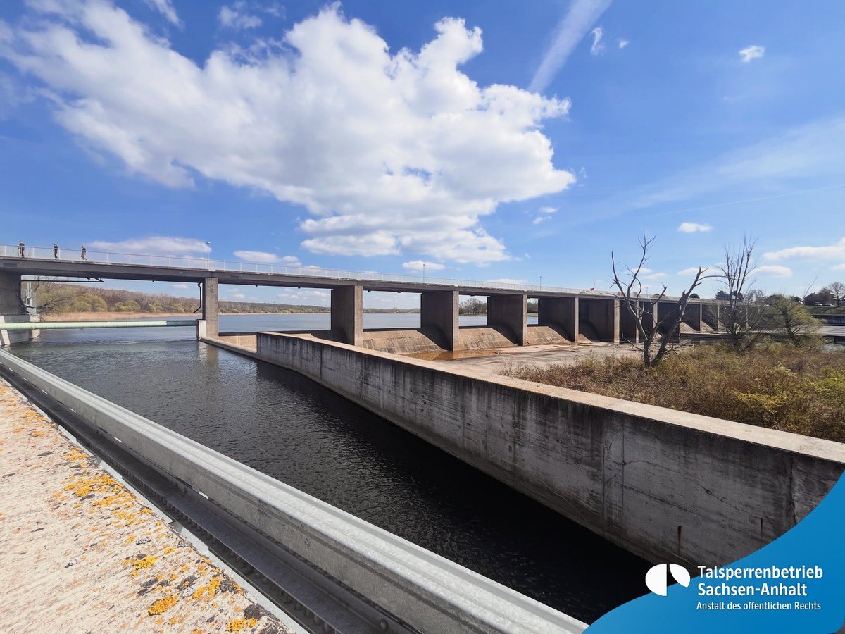 TSB_LSA's tweet photo. 🌊 Blick hinter die Kulissen am Muldestausee: Unsere „Leiter vom Dienst“ informierten sich beim Briefing über den aktuellen Stand und die Funktionsweise der Wasserkraftanlage. ⚙️

So stellen wir sicher, auch im Einsatzfall schnell, sicher und fundiert handeln zu können. 👷‍♂️💧 https://t.co/iL0MVkUYTz