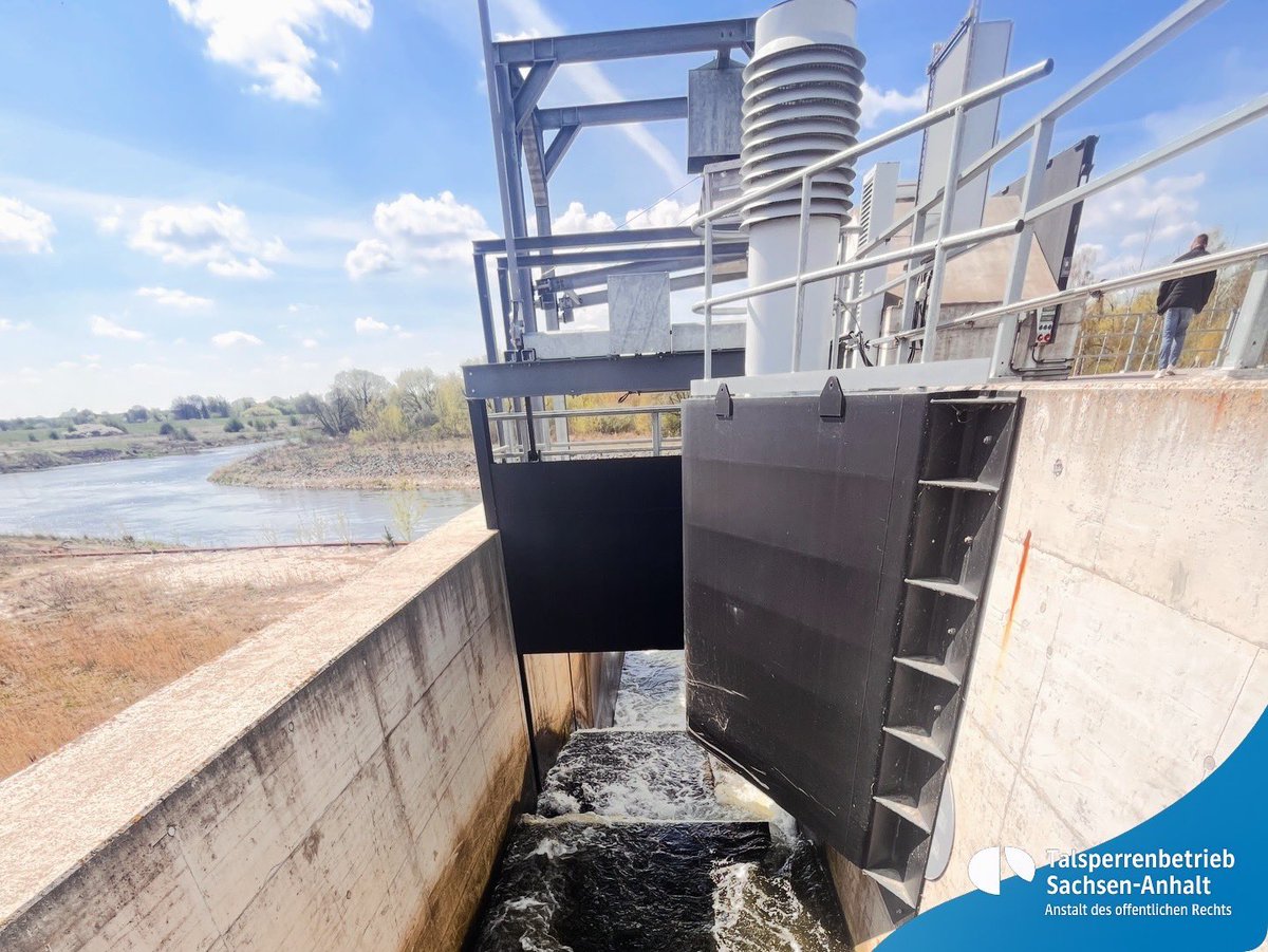 TSB_LSA's tweet photo. 🌊 Blick hinter die Kulissen am Muldestausee: Unsere „Leiter vom Dienst“ informierten sich beim Briefing über den aktuellen Stand und die Funktionsweise der Wasserkraftanlage. ⚙️

So stellen wir sicher, auch im Einsatzfall schnell, sicher und fundiert handeln zu können. 👷‍♂️💧 https://t.co/iL0MVkUYTz