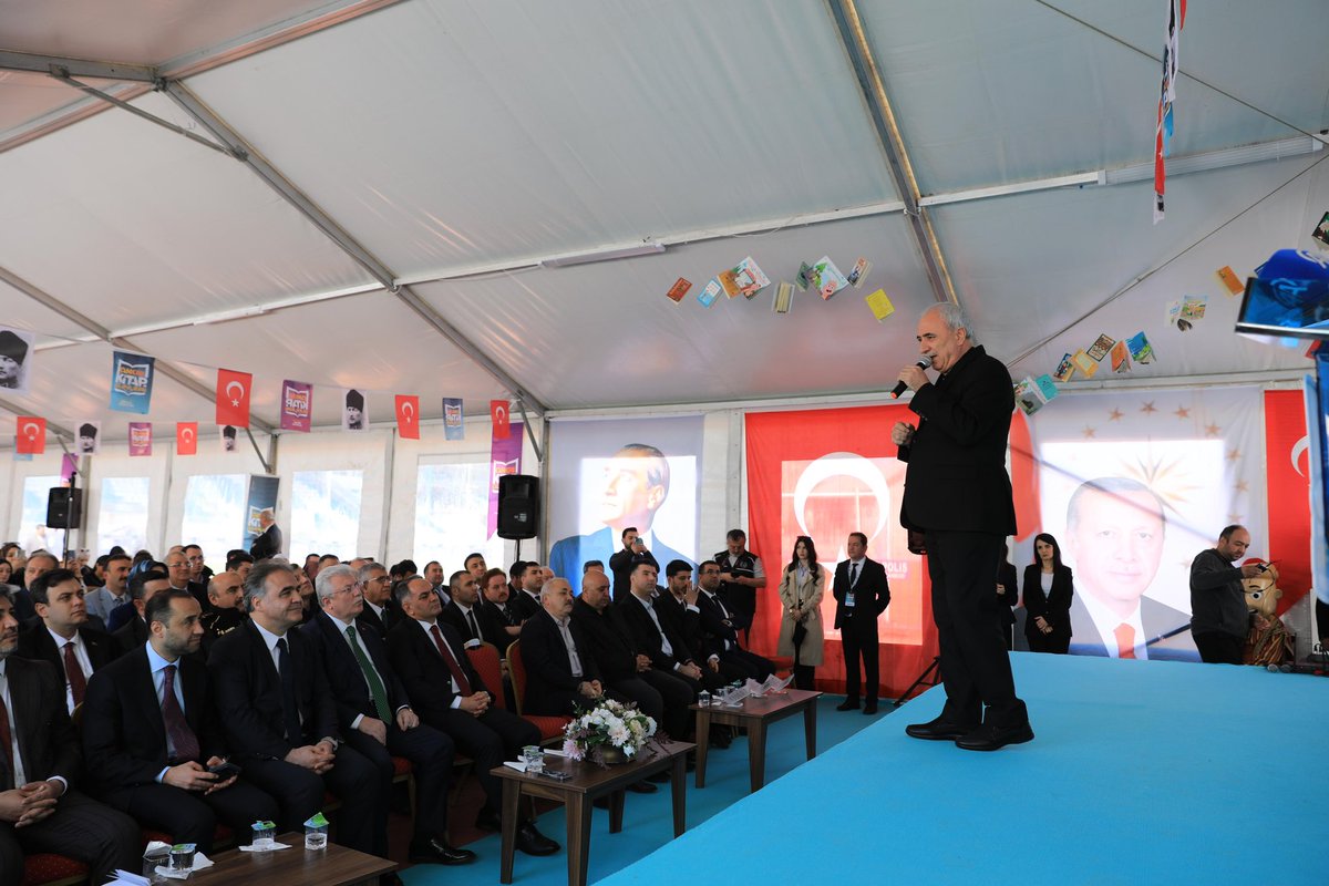 CankiriValiligi's tweet photo. Çankırı 2. Kitap Günleri düzenlenen açılış programıyla başladı.

Kitap Günlerinin ilk gününde; Şair ve Yazar Nurullah Genç, Yazar Semra Aydın, Yazar Hüseyin Keleş, Prof. Dr. Yavuz Samur Çankırılı kitapseverler ve öğrencilerle bir araya geldi.

Gerçekleştirilen etkinlikte yazarlar, katılımcılarla söyleşi programı kapsamında buluşarak eserlerine ilişkin değerlendirmelerde bulunarak kitaplarını imzaladı.
