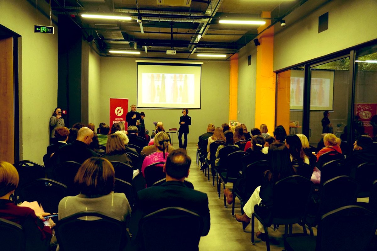 ninogipa's tweet photo. წიგნი #სხვისი კლასის პრეზენტაცია📚
#Someone Else's Class Presentation📚
Book published by @IntelektiPub 📚🤍
📷📸photoshoots by @georgemosiashvili
#new #newbook #BookLovers #authorslife #bookpresentation https://t.co/yNEXTYAsPR