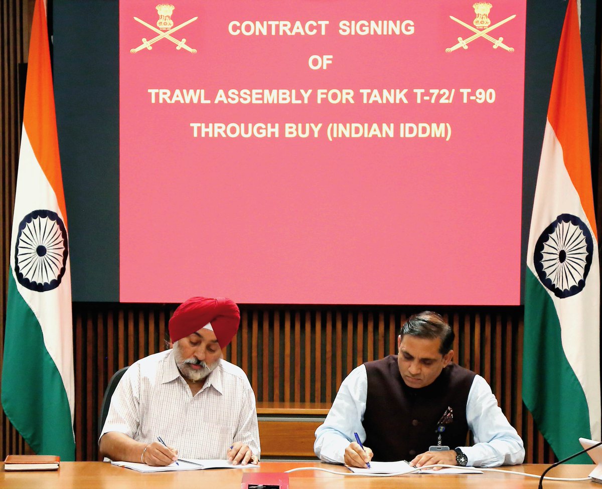 airnewsalerts's tweet image. #NewDelhi | The Ministry of Defence (@SpokespersonMoD) signs contracts for the procurement of  TRAWL Assembly for T-72 and T-90 Tanks at a cost of around Rs 975 crore. 

The contracts were signed with Bharat Earth Movers Limited and Electro Pneumatics and Hydraulics (India) Pvt
