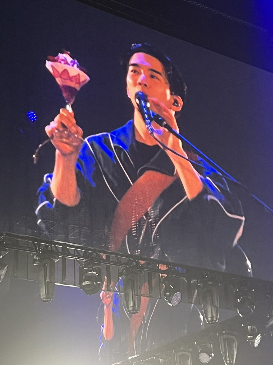 rokujo_hitooto's tweet photo. 【速報】
新井先生こと新井和輝さん、ステージ上でいちごパフェを食べる
#KingGnuCENTRALTour2026 https://t.co/PasCm0NlCk