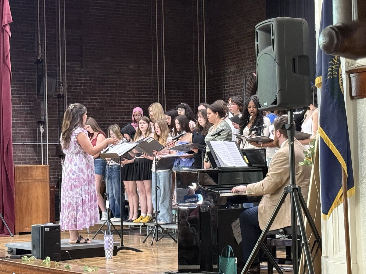 HighlandPROUD's tweet photo. The Highland Middle Choir, directed by Ms. Bruce had a wonderful performance last night. Spring has sprung with those voices and talent 🌸🌺🌻🌷🎶🎤 https://t.co/15U6N2iJRy