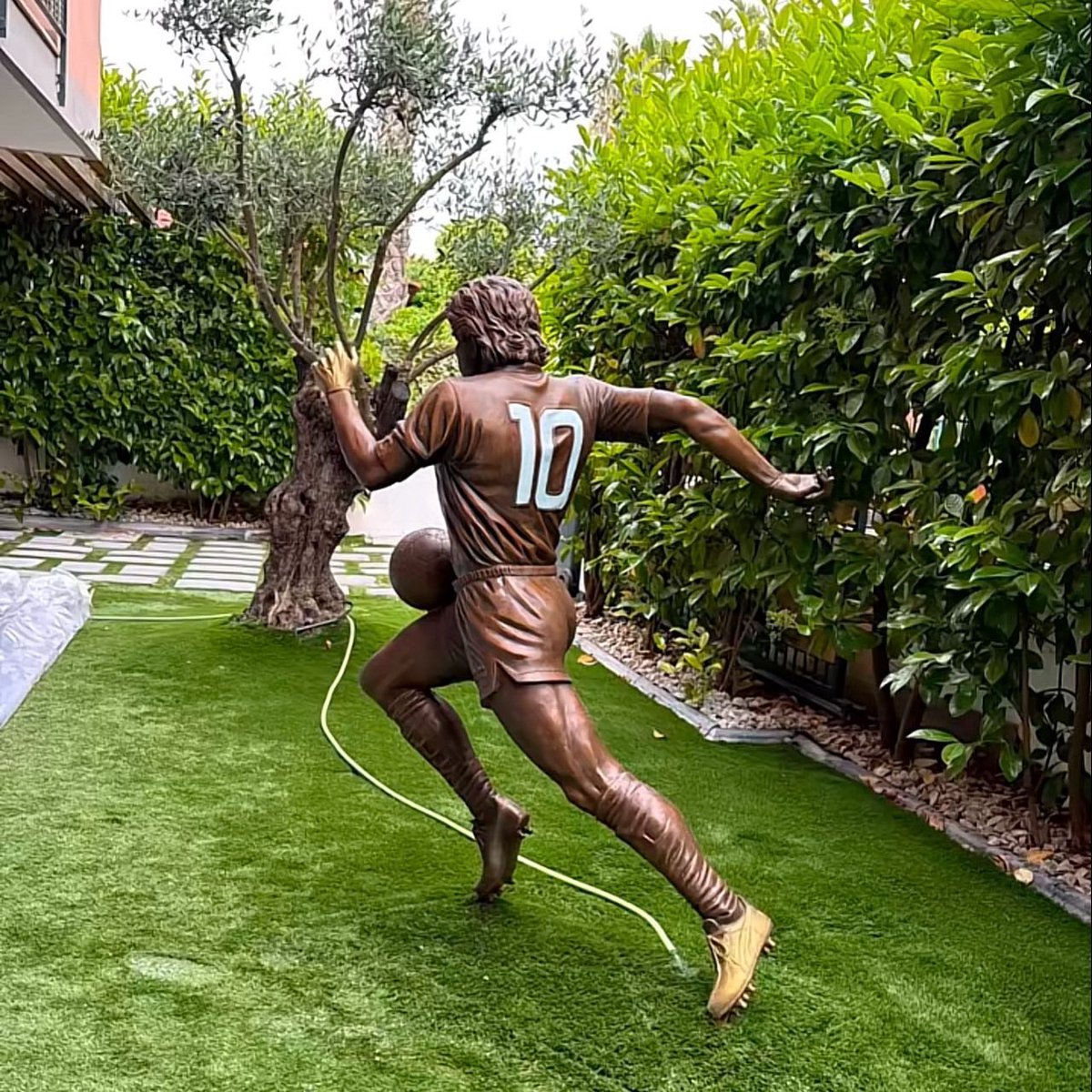 ultras_antifaa's tweet image. #Italy — Napoli footballer Scott McTominay had the same Diego Maradona statue from the stadium built in the garden of his home.