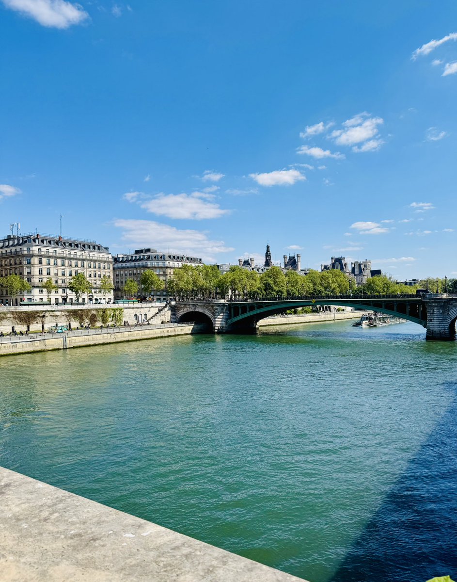 EmmanuelPierrat's tweet image. Je ne me lasse pas de plaider, surtout à la Cour d’appel de Paris, qui est heureusement restée sur l’Île de la Cité, radieuse sous le soleil et malgré le froid de cette fin d’avril où, entre écharpe et robe, je ne me découvre pas d’un fil…

#viedavocat #justice #emmanuelpierrat