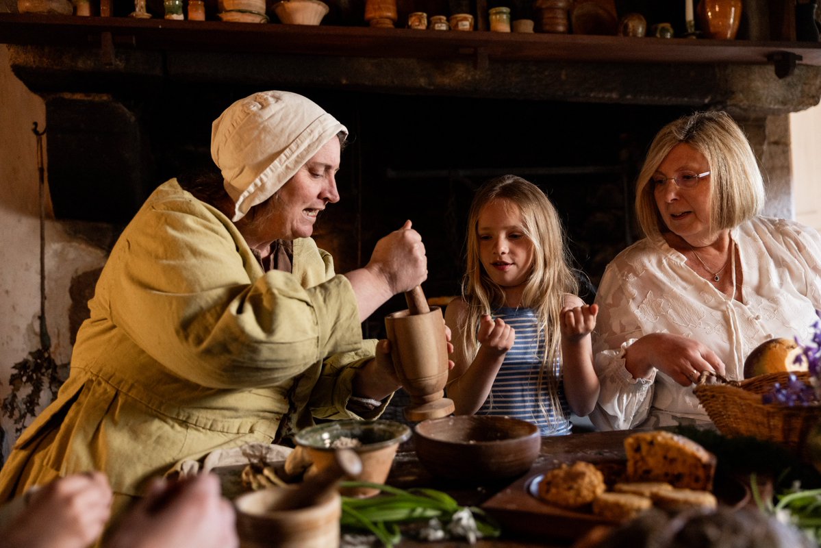 JerseyHeritage's tweet image. Heading to #Hamptonne on a Monday or Friday morning? Pop in and meet the Bouonnefemme, Rose, in the Hamptonne House kitchen. She’ll bring you up to date with the gossip from C17th St Lawrence and share the latest recipes being cooked over the fire.
#LivingHistory #OurIslandStory