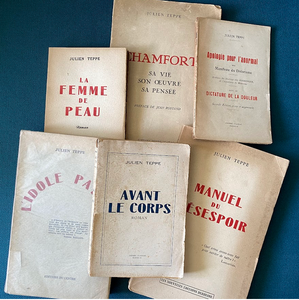 AndreCuvier's tweet photo. 1/ (Partie 1) Romancier, journaliste, philosophe, grammairien, “être de souffrance et de vérité”, qui était Julien Teppe (1910-1975) ?
Aujourd’hui parfaitement oublié, il a pourtant beaucoup fait parler en son temps à cause de sa doctrine profondément pessimiste : le dolorisme. https://t.co/zBpzADK69Q