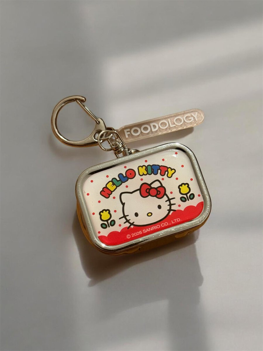 joa_408's tweet image. foodologyとサンリオコリアのコラボのピルケースキーホルダーGET♥️レトロキティがかわいい🥺 蓋の裏側が鏡っぽくなってて実用性もあって素晴らしい✨