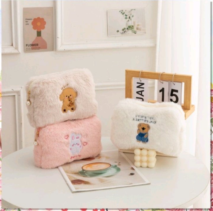 cuddlq's tweet photo. si kecil yang sering bikin tas rapi sendiri ✨
bukan sulap, cuma ada pouch lucu yang isinya make up aman, nggak drama tumpah.

warnanya gemes, vibes-nya tenang,
tipe yang bikin pengen buka tas walau nggak lagi touch up 🫶

- a thread https://t.co/4GrIbxyVIE