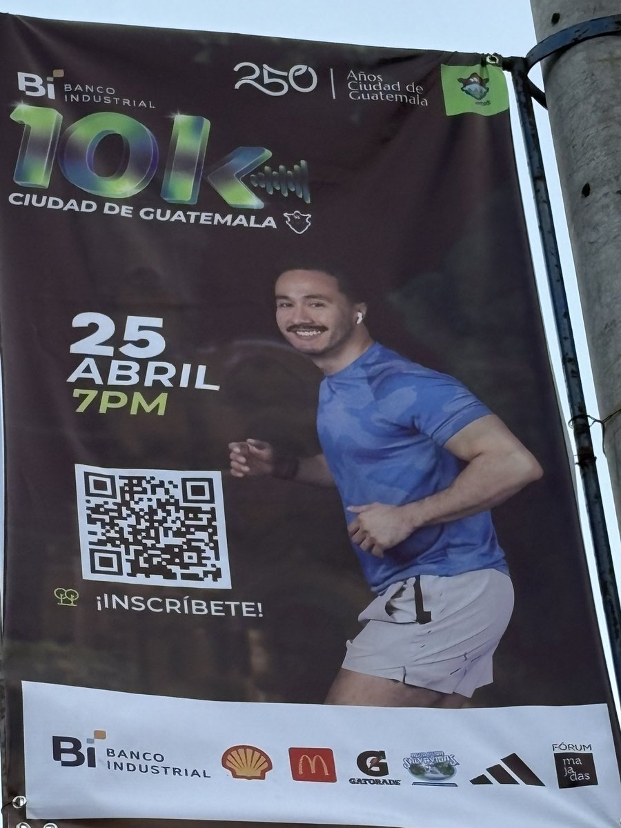 Y a <a href="/muniguate/">MuniGuate</a> quien los multa por eso! Obstaculizando el paso para peatones. Siempre hacen lo que les da la gana <a href="/RQuinonezL/">Ricardo Quiñónez</a>