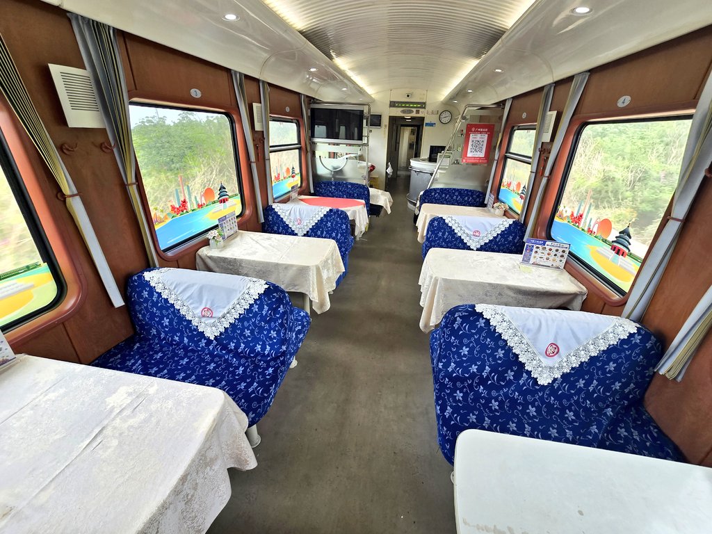 nonstopeurotrip's tweet image. Dinner in the lovely @_DiningCar onboard the #Sanya to #Shenzhen 🇨🇳 sleeper had a handwritten menu which superseded the printed one on the table. I went for the €7 supposedly vegetarian 'Meaty Eggplant' which did in fact have chicken in it... delicious tho! 🤤 #NonstopEurotrip