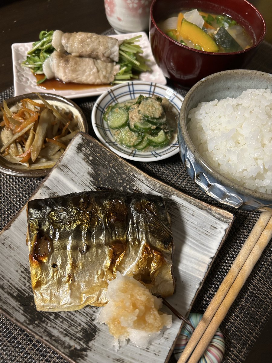 yokochin153604's tweet image. Good evening friends.

I was exhausted today, so took a nap after lunch.

I had a lazy day today…

Today’s dinner
“Grilled fish (saba)”
“Kinpira gobō”
“Cucumber with sesame sour sauce”
“Steamed rolled pork with tomyo”
“Pumpkin miso soup”

#homecooking 
#japanesefood