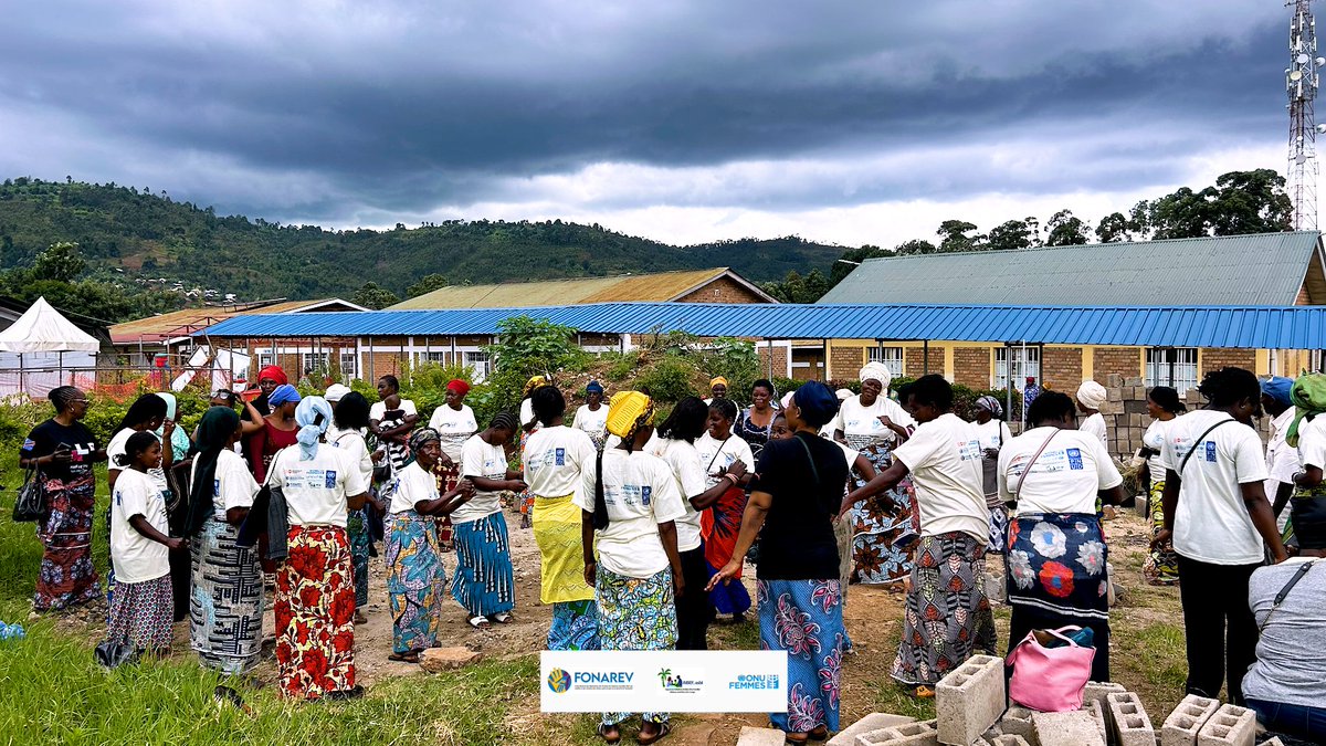 AIBEF_ASBL's tweet image. 1/2 🇨🇩 Au #SudKivu, la résilience prend des couleurs ! Après #Bukavu, l'AIBEF et @UN_Women ont réuni une centaine de femmes à Luberizi, Mutarule et Nyatende. L'objectif, transformer les traumatismes en sourires à travers le chant, la danse et l'art.  @ONUFemmesRDC @FonarevRDC