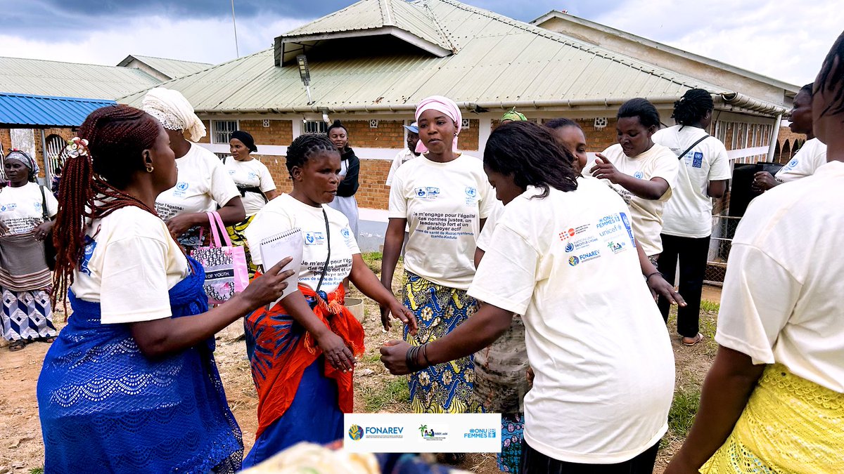 AIBEF_ASBL's tweet image. 1/2 🇨🇩 Au #SudKivu, la résilience prend des couleurs ! Après #Bukavu, l'AIBEF et @UN_Women ont réuni une centaine de femmes à Luberizi, Mutarule et Nyatende. L'objectif, transformer les traumatismes en sourires à travers le chant, la danse et l'art.  @ONUFemmesRDC @FonarevRDC