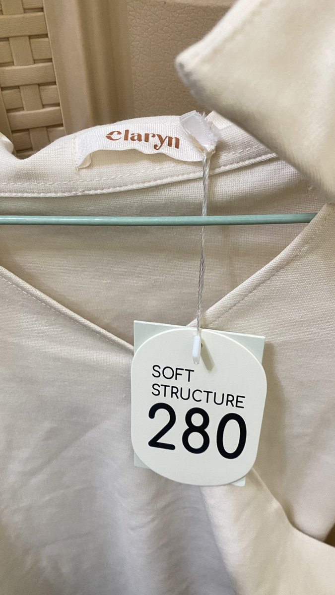 Aulyaaa0's tweet photo. wts baju claryn - aleena top
belum dipake sama sekali
size L 
📍 bandung

t. wts wtb claryn aleena top https://t.co/SBj7EAmcT4