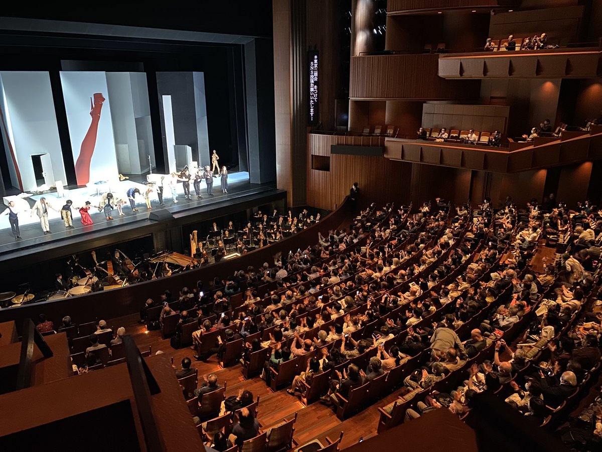 dachon55's tweet photo. 遅くなりましたが！
#東京二期会　のルル、無事に終演しました！素晴らしいプロダクションとなりました。関わってくださった皆さま、お世話になったスタッフの皆々様、素晴らしい東フィルの演奏！、そしてお運び頂いたお客様、本当に有難うございました。
こういう現代物というのは万人に受けるものではありませんし、難解で生理的に受け付けない方も一定数いらっしゃると思います。
しかしながらこういう作品はどのプロダクションでもできるものではありません。世界的にも限られたプロダクションからしかお届けできないものです。
二期会の全員野球が産み出した魅力があったと思いますし、シェーン、アルヴァ、各役みんな素晴らしかったですが、それを牽引したのは間違いなくルル役の冨平安希子、宮地江奈の2人だったと思います。あ、魂役の蓉さんも！！そして初役のみんなはほんとーに大変だったと思います。心からのお疲れ様と称賛を！この作品で二期会デビューとなった持田温子さん、豊島ゆきさん、おめでとうございます！
SNSでも皆さまにとても良い評判を頂き公演監督としても心よりの感謝を！✨
これからも二期会はチームワークを大切に、有名な作品も、まだ知られていないような作品にも積極的に取り組んでいきたいと思います。
どうぞよろしくお願い致します😊
#二期会　#ルル