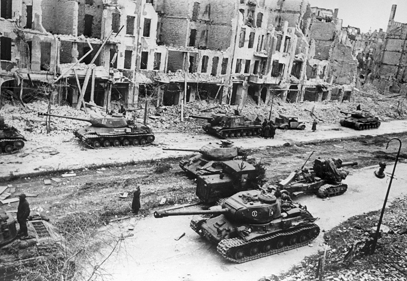 auschwitzxhibit's tweet image. April 21, 1945 | Soviet troops encircle #Berlin. One day earlier, Adolf #Hitler announced to his top leaders that he would remain in Berlin.