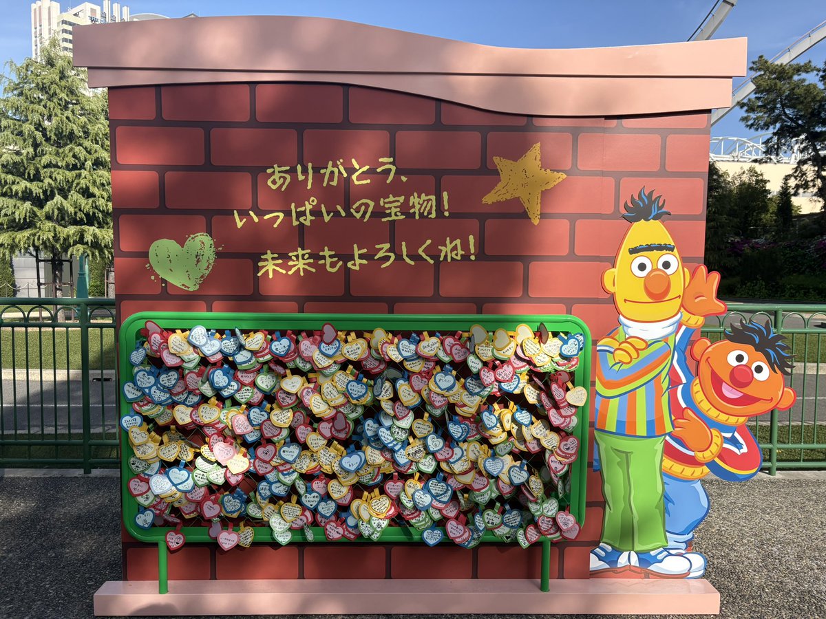 SEI12855414's tweet photo. インパしてました！
ワンダーランドにあるメッセージボードにメッセージを書きましたし、USJのグローブアクリルスタンドもゲットしました！
モンハンのフードは個人的に満足感があって美味しかったです😋
#ユニバ
#モンスターハンター
#ミニオン
#セサミストリート https://t.co/hiJtTZKmQm