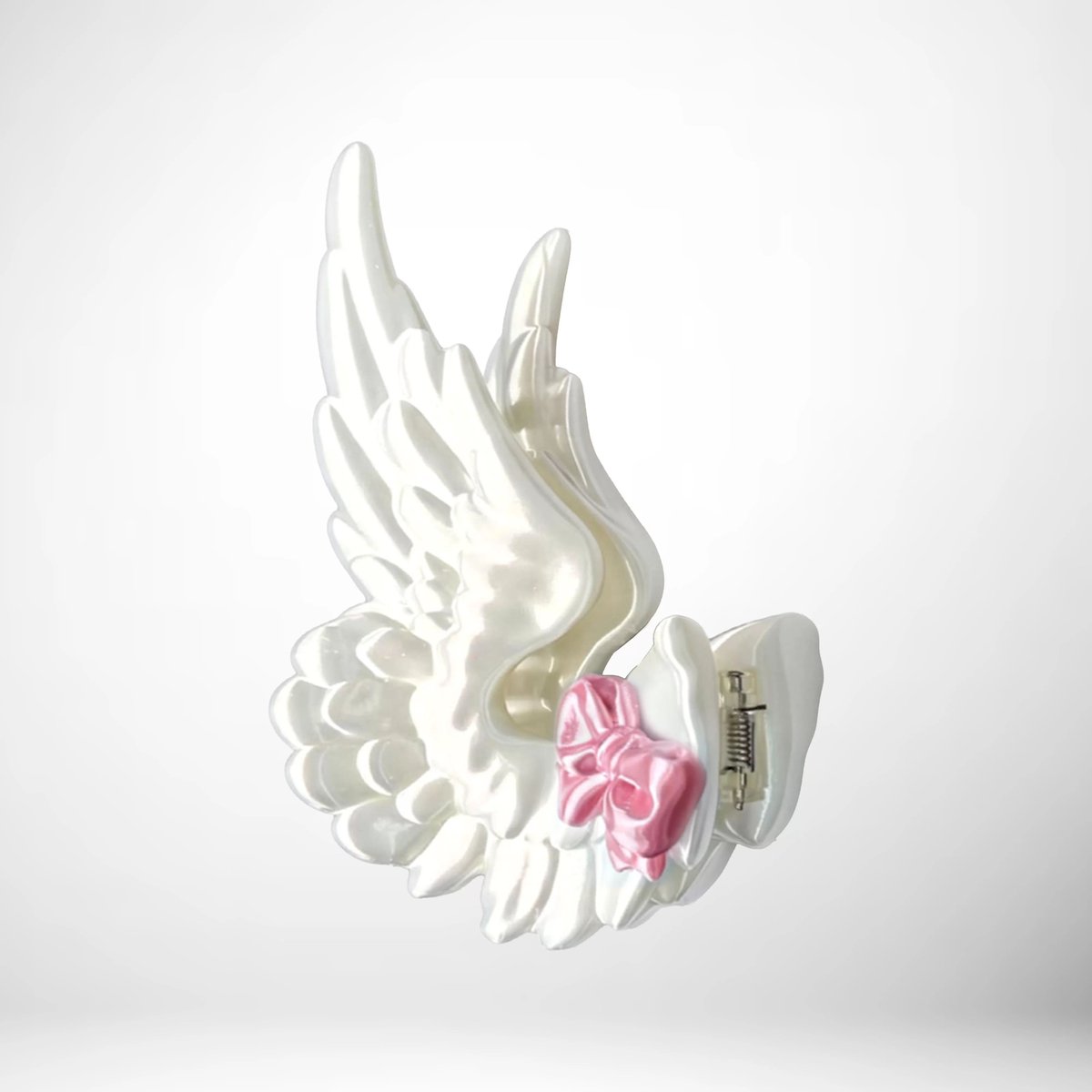 ManusxMachina's tweet photo. Angel Wing Hair Clip 
https://t.co/xR60v7SH4X 
天使の羽を思わせる、立体フォルムのヘアクリップ。羽の一枚一枚が重なり合うように造形されています。軽やかで幻想的、まるで背中からそっと舞い降りた羽をそのまま髪に留めたような印象のデザイン。 https://t.co/HUKDBChMiM
