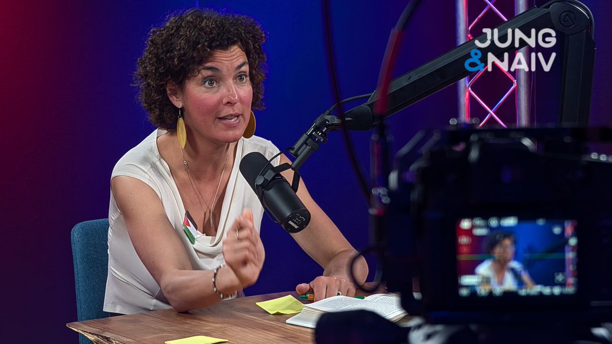 aahsh's tweet image. #BehindTheScenes of @JungNaiv 
Live: @TiloJung interviews the economist Clara Mattei about the #CapitalOrder and the link between austerity &amp;amp; fascism

Moritz is taking notes for the audience-questions from the livechat: 
youtube.com/live/TDFzziArm…