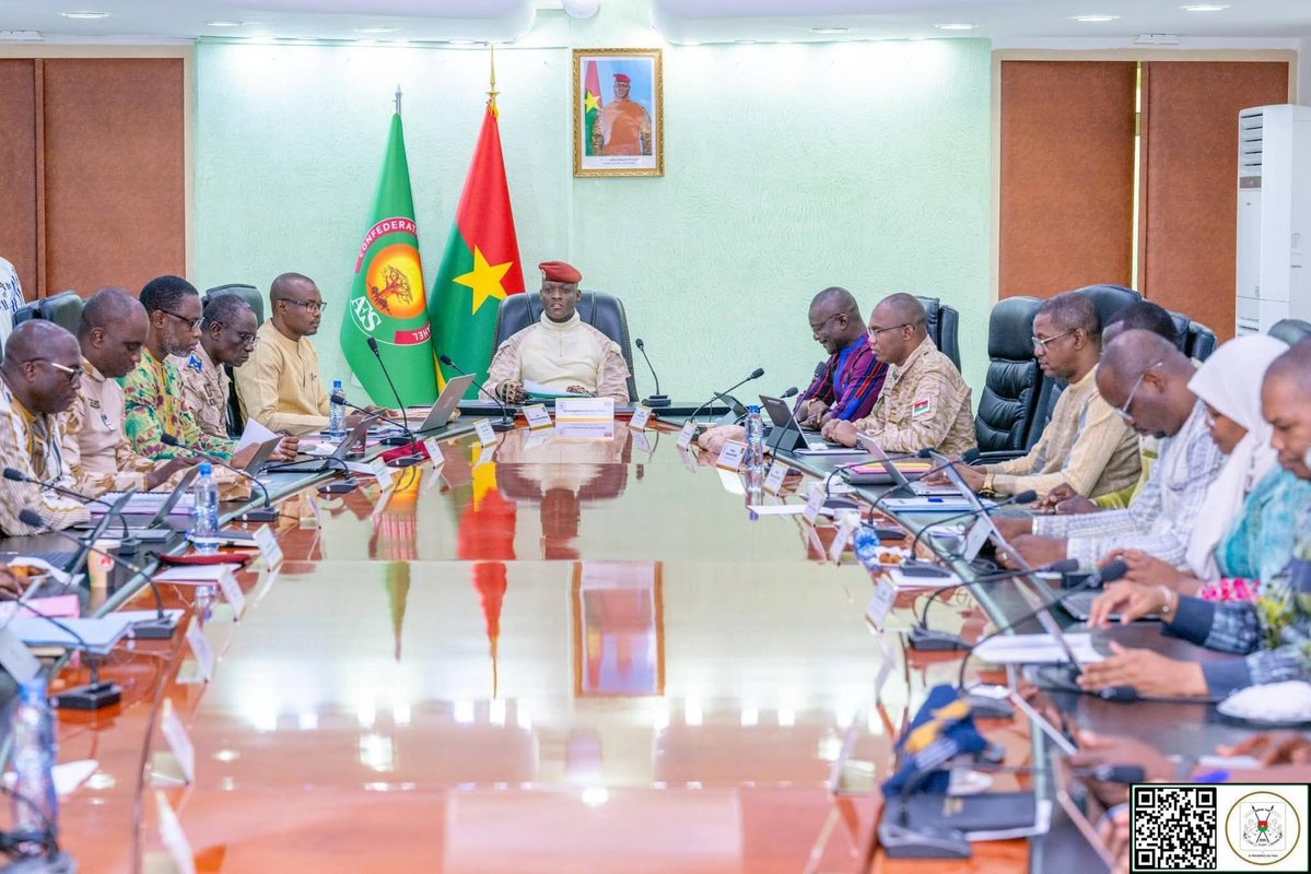 Does Cameroon Still Have an Administration?

Between institutional regularity and demands for accountability, several African countries currently offer contrasting examples of governance.

In Senegal, Benin, and Guinea, the Council of Ministers meets every Wednesday. In Burkina