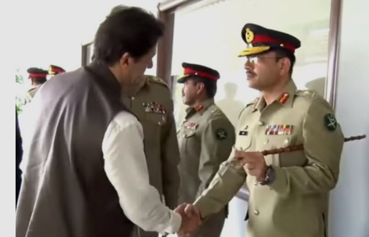 AjmAkba's tweet photo. @realrazidada وتعز من تشا، وتزل من تشا
ویسے ذرا امیجن کریں، خان صاحب کتنے بڑے وژنری آدمی تھے، ایک ہیرے کو نہ پہچان سکے، الٹا اس کے دشمن ہو گئے-
اب بیٹھے رہو تصورِ جاناں کیے ہوئے
#FieldMarshalAvoidedWW3
#FieldMarshalSavedWorld
#PakCDFPeaceDiplomacy
Pakistan Navy
 #PakistanInGlobalSpotlight https://t.co/iZ7xVeOUFz