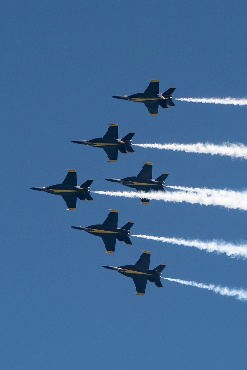CRSImages's tweet image. Six jets, six trails, zero hesitation the sky didn’t stand a chance.   @BlueAngels  #AviationPhotography #USNavy #AirShowLife #FormationFlying #CRSImages