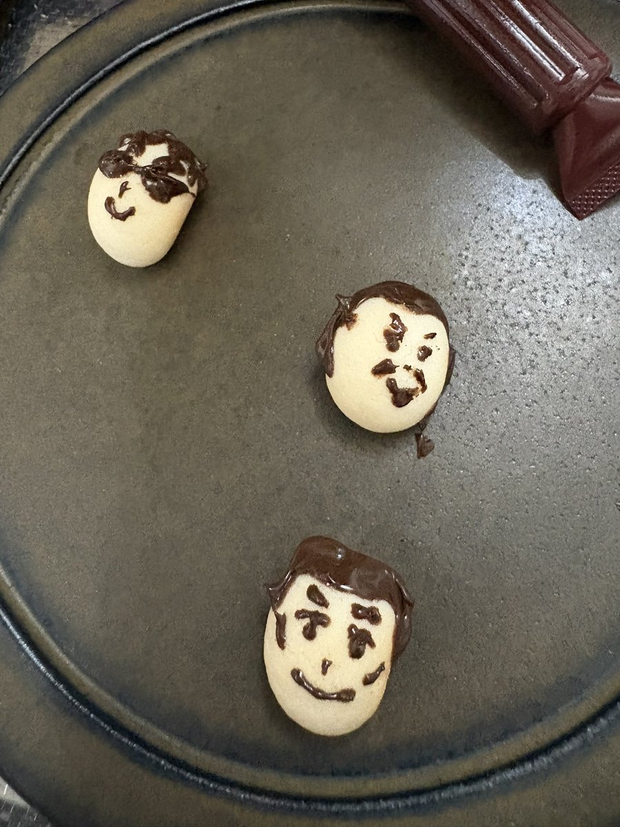 これは失敗作なんですけど、たまごボーロに描いた石沼宮が嘘すぎるから見てください  チョコペンがへたっぴ……！