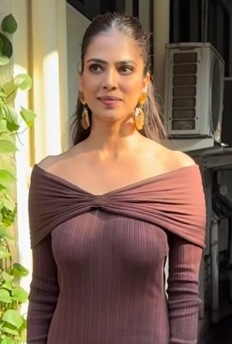 GetsCinema's tweet image. #PoojaHegde and #MalavikaMohanan - LOOKS STUNNING IN BROWN OUTFIT - What a Moment For their Fans.