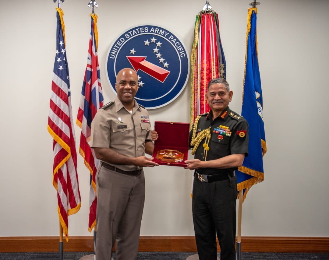 airnews_mumbai's tweet image. लष्करप्रमुख जनरल उपेंद्र द्विवेदी यांनी हवाईमधील फोर्ट शॅफ्टर इथं गार्ड ऑफ ऑनर स्वीकारत यूएस आर्मी पॅसिफिकच्या अधिकाऱ्यांशी चर्चा केली.

भारत-अमेरिका संरक्षण सहकार्य बळकट करण्यासह इंडो-पॅसिफिकमधील शांतता आणि स्थिरतेवर भर देण्यात आला.

#IndianArmy #USArmyPacific #IndiaUSRelations