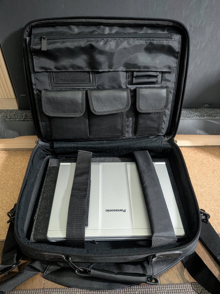 Aizora_tw's tweet image. 状態の良いSV8が1万ちょいで買えて嬉しい。お気に入りのケースと一緒に保管しとこう。こいつは学生時代オフハウスで一目惚れして買ったもの。MacBookとかもこれで持ち運んでる💻️　#レッツノート #IBM #ThinkPad