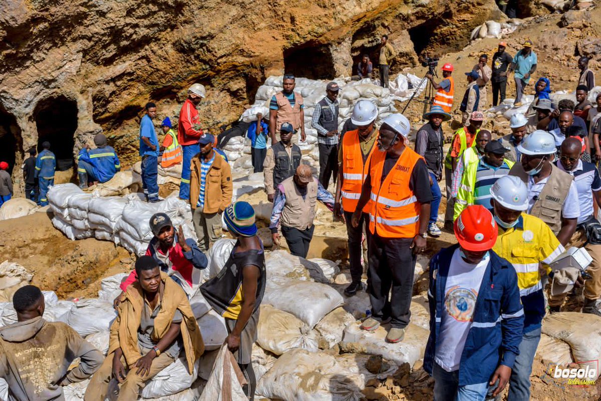 IsralMutombo11's tweet photo. Cinq ans après mon dernier passage, ce lundi 20 avril dans la matinée, je me suis rendu sur le site minier de Shabara, situé au village Kawama, à une cinquantaine de kilomètres de Kolwezi.

J’y ai constaté avec satisfaction une nette évolution des activités minières, fruit des différentes dénonciations que nous avions menées par le passé. À l’époque, les menaces de l’entreprise MUMI étaient constantes.

Sur ce site, plus de 15 000 exploitants artisanaux extraient notamment du cuivre, du cobalt et du fer, destinés à la vente auprès de leurs partenaires, principalement chinois.

Cependant, ces creuseurs dénoncent des pratiques commerciales défavorables. Ils affirment être régulièrement lésés lors de la vente de leurs minerais, faute de transparence dans l’évaluation de la qualité et de la valeur de leurs produits. Cette situation est aggravée par l’absence d’un accompagnement adéquat de l’État congolais, notamment par la mise en service du centre de négoce de Musompo.

Au-delà des progrès observés, les creuseurs continuent de faire face à de nombreuses difficultés quotidiennes. Lors de cette mission d’investigation, ils ont tenu à exprimer leurs préoccupations et à lancer un appel pressant au gouvernement.