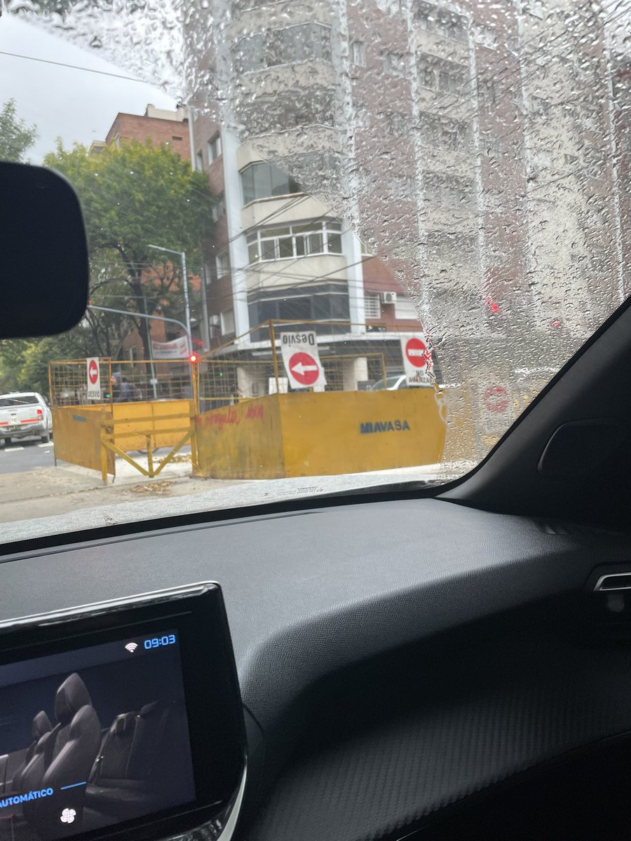 matilieb's tweet photo. Hola @ballan_federico   Hace más de 15 días que está este obrador en valle y Riglos. Parece bastante tiempo para rehacer una cuneta que habían hecho mal. Van a dejar todo ahí para siempre? https://t.co/VZvOlpx0v7