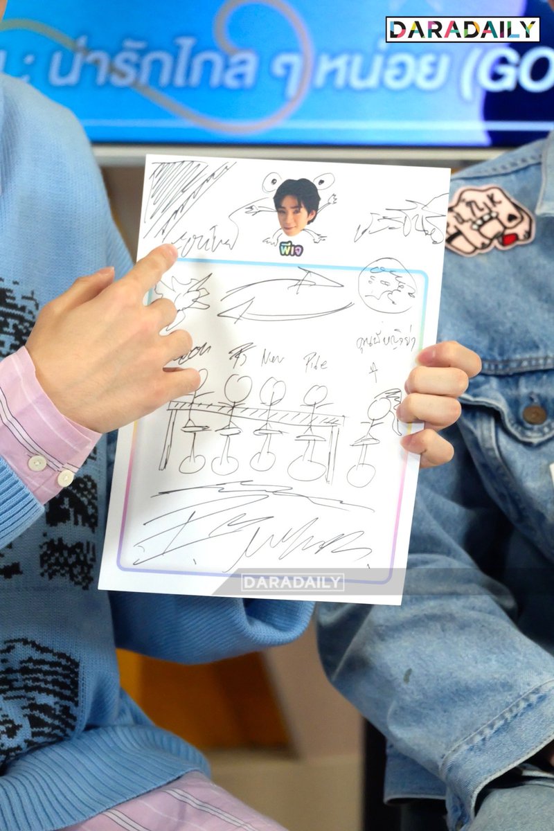 daradaily's tweet image. ฝีมือการวาดภาพของ 4 หนุ่ม “GELBOYS” แต่ละคนวาดน่ารักมาก แบ่งฝั่งกันอย่างชัดเจน 555555 🎨💅🏻🫟
.
.
#GELBOYS #GELBOYS_GOCUTEFARFAR #LOOKE #PIDEmonthapoom #NEWCHAYAPAK #PJmahidol #LEONBROCCO #daradaily #ดาราเดลี่ #ข่าวบันเทิง