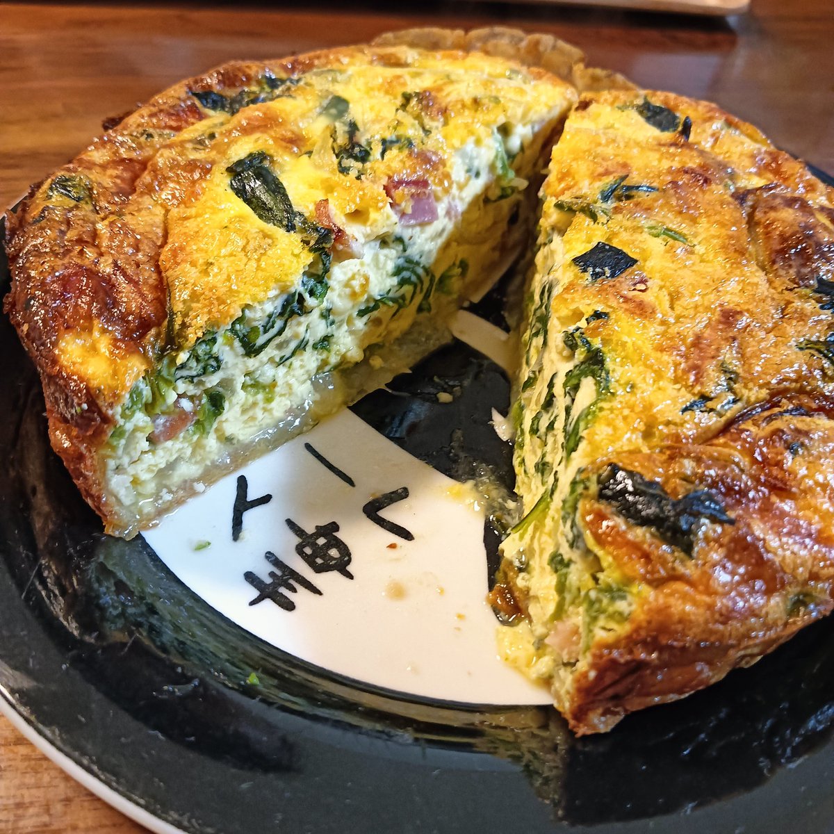 smilingkapukapu's tweet image. 中身作った後でパイシートがないことに気づき、ググって代用にライスペーパーを使ったキッシュがこちらです✨✨
うまうまでした😋
 #うまうま  #yummy   #本日の晩ごはん