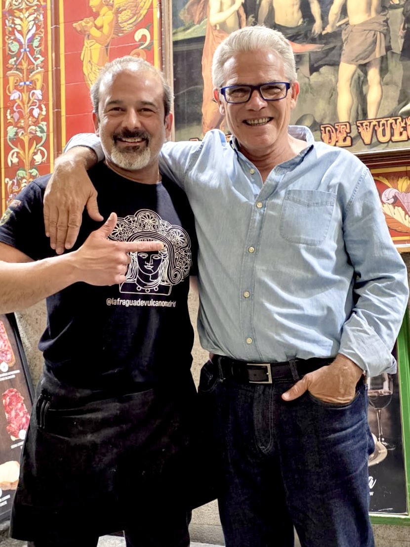 tabernalafragua's tweet photo. Foto entrañable para el recuerdo: bienvenida de nuestro compañero Jesús al admirado y carismático, periodista y comprometido comunicador venezolano @nelsonbus Una visita inesperada en compañía de fieles clientes 🇻🇪 de La Fragua de Vulcano. Gracias! https://t.co/zDFV2zupz4