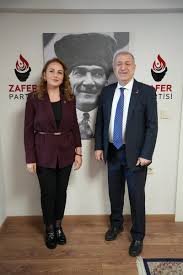 _bgazi's tweet photo. @ademyildiz32 @yasinnafsr Öyle değil de hadi diyelim zafer partisi fetö, dem ve türevlerinin tam karşısında. Sana demezler mi "be salak herif o zaman niye demciyi partiye aldınız, Sırrı yalamacası niye il başkanı oldu, Emre uslu kankanıza ne oldu?" https://t.co/beCV6ug1R5