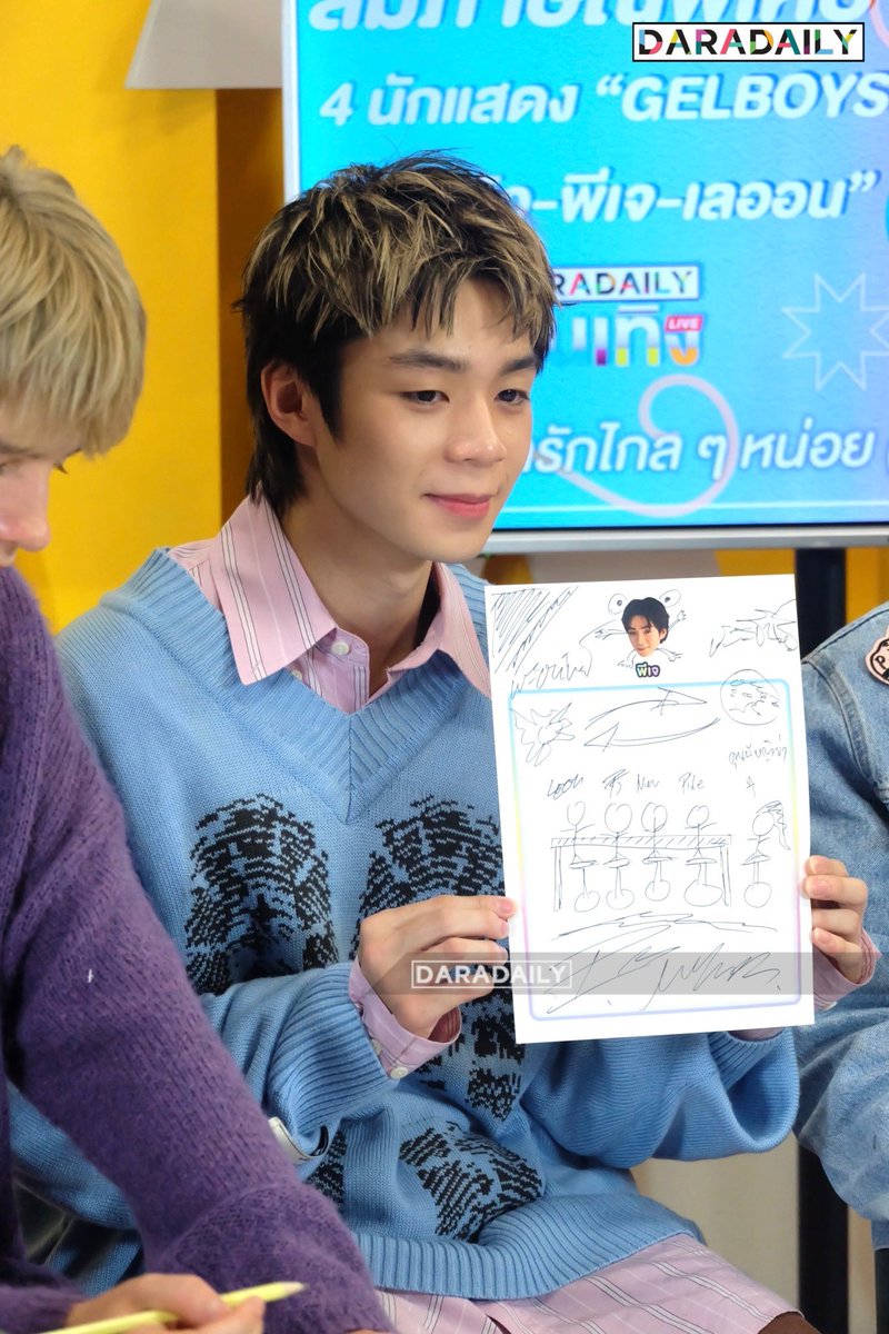 daradaily's tweet image. ฝีมือการวาดภาพของ 4 หนุ่ม “GELBOYS” แต่ละคนวาดน่ารักมาก แบ่งฝั่งกันอย่างชัดเจน 555555 🎨💅🏻🫟
.
.
#GELBOYS #GELBOYS_GOCUTEFARFAR #LOOKE #PIDEmonthapoom #NEWCHAYAPAK #PJmahidol #LEONBROCCO #daradaily #ดาราเดลี่ #ข่าวบันเทิง