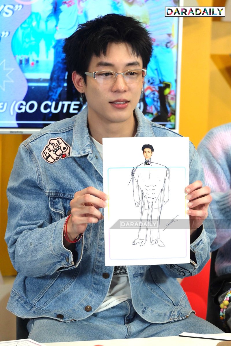 daradaily's tweet image. ฝีมือการวาดภาพของ 4 หนุ่ม “GELBOYS” แต่ละคนวาดน่ารักมาก แบ่งฝั่งกันอย่างชัดเจน 555555 🎨💅🏻🫟
.
.
#GELBOYS #GELBOYS_GOCUTEFARFAR #LOOKE #PIDEmonthapoom #NEWCHAYAPAK #PJmahidol #LEONBROCCO #daradaily #ดาราเดลี่ #ข่าวบันเทิง