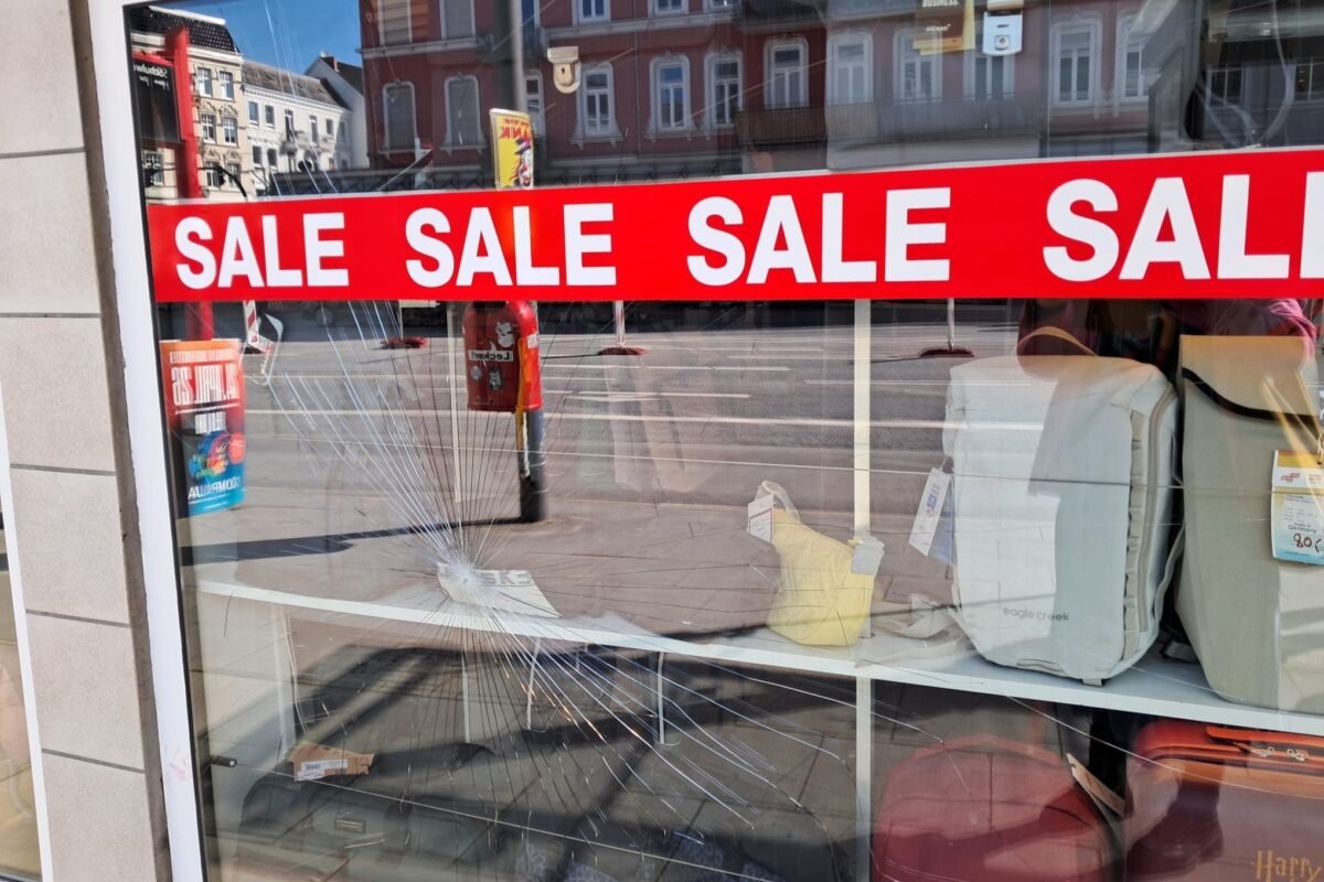 ingaonline's tweet image. Scheibe eingeschlagen bei Leder Israel in #hamburg #deutschland