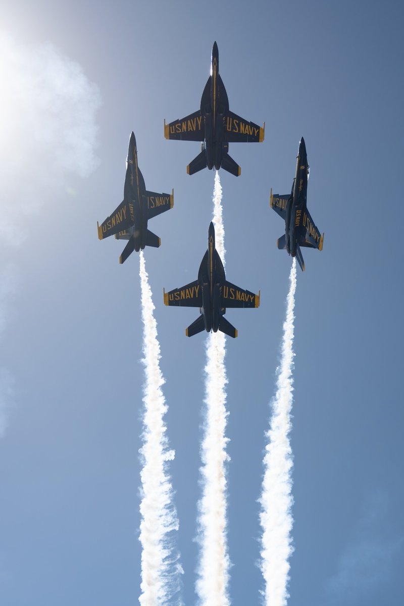 CRSImages's tweet image. Climbing straight into the sun because subtlety is for other teams.   @BlueAngels  #AviationPhotography #USNavy #AirShowLife #FormationFlying #CRSImages